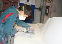 ponçage d&#39;une carosserie neuve