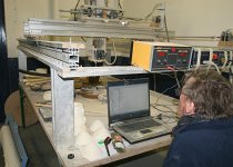 Jean-Louis est responsable de l&#39;atelier &#34;composites&#34;. Il a fabriqué cette machine d&#39;usinage 3D. Les pièces usinées dans une matière qui ressemble à du polymachin sont ensuite recouvertes de composite.