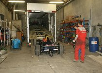 Préparation pour les prochaines démonstration. Les voitures selectionnées sont garées dans le semi-remorques de l&#39;association.