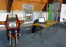 le stand qui présente ma moto à côté de Schneider et BMW. Et à l&#39;extérieur, un anneau de vitesse parfaitement adapté pour les démonstrations.