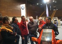 Tous et quel que soit l&#39;âge (famille, copains, vrais motards...) ont manifesté leur étonnement et ont trouvé beaucoup de qualités à cette moto. Chaque tour de l&#39;anneau de vitesse a provoqué un attroupement et de nombreuses questions.