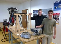 Bastien et Lucas! Après avoir saisi le moyeu, la béquille et le moteur, le duo s&#39;attaque à la boîte de vitesse