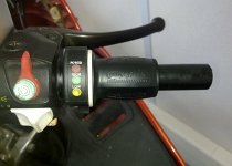 La commande de gaz analogique. Alimantée en 5V, elle fournit un signal linéaire de 0 à 5Vdc. Elle utilise un capteur à effet hall. Donc pas de contact = pas d&#39;usure !