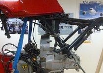 Un disque intermédiaire a été intercallé entre le moteur et la cloche pour éloigner les deux axes.